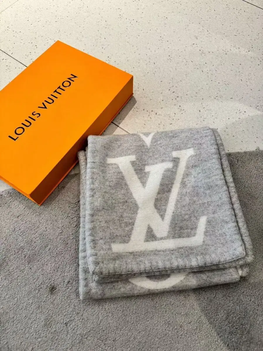 해외 구매LOUIS VUITTON 보온 스카프 그레이